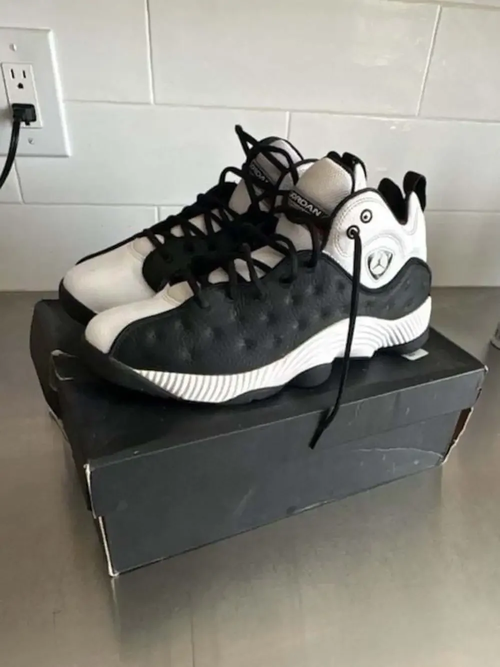 Jordan Jumpman Team II White/Black-University Red Sneakers